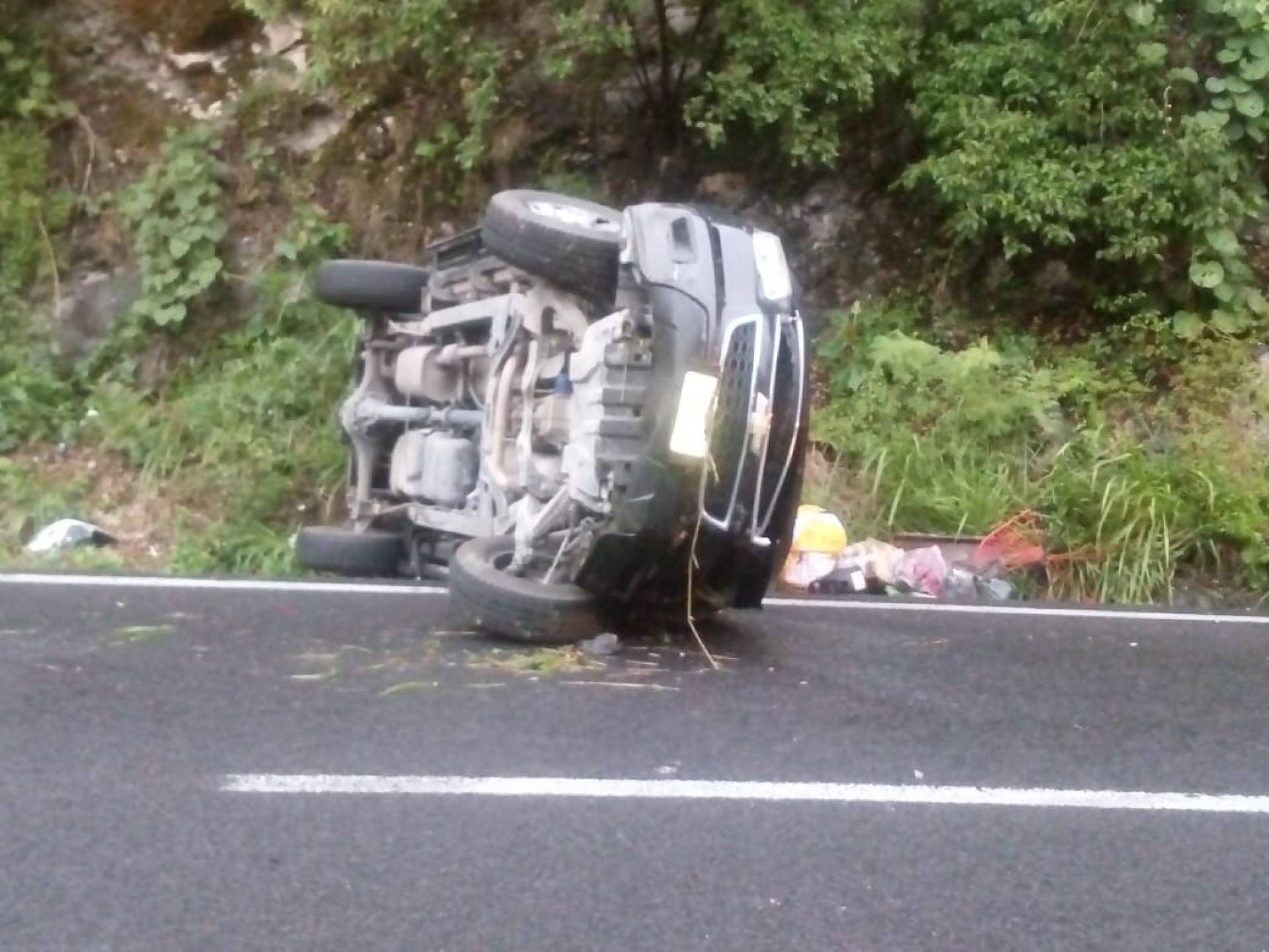 Vuelca camioneta en Cañón de Lobos