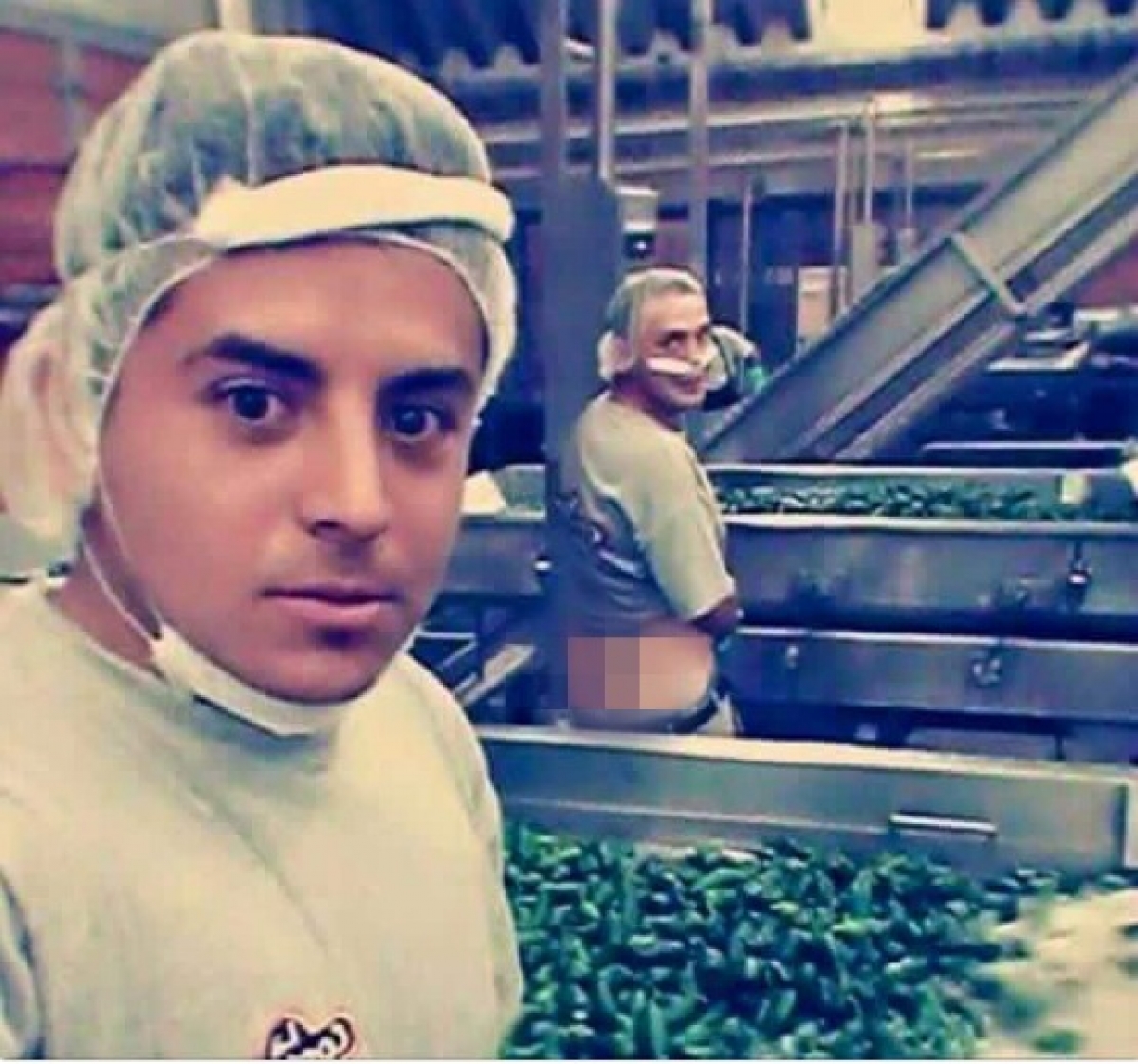 Difunden imagen de empleados de La Costeña orinando sobre chiles jalapeños