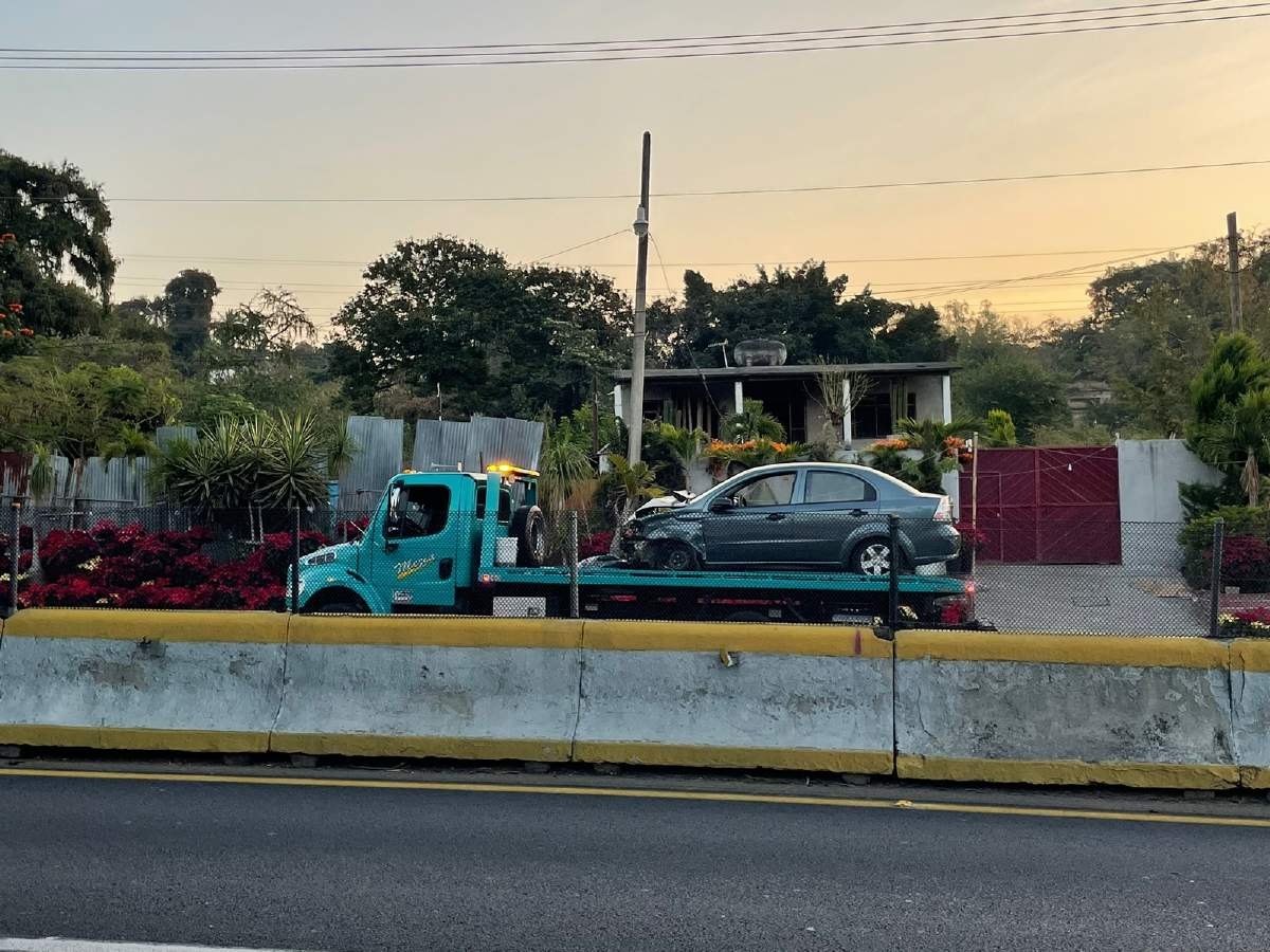 Choque entre tres vehículos deja tres lesionados