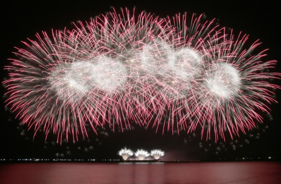 Cómo funcionan por dentro los fuegos artificiales (y  por qué explotan formando esas figuras)