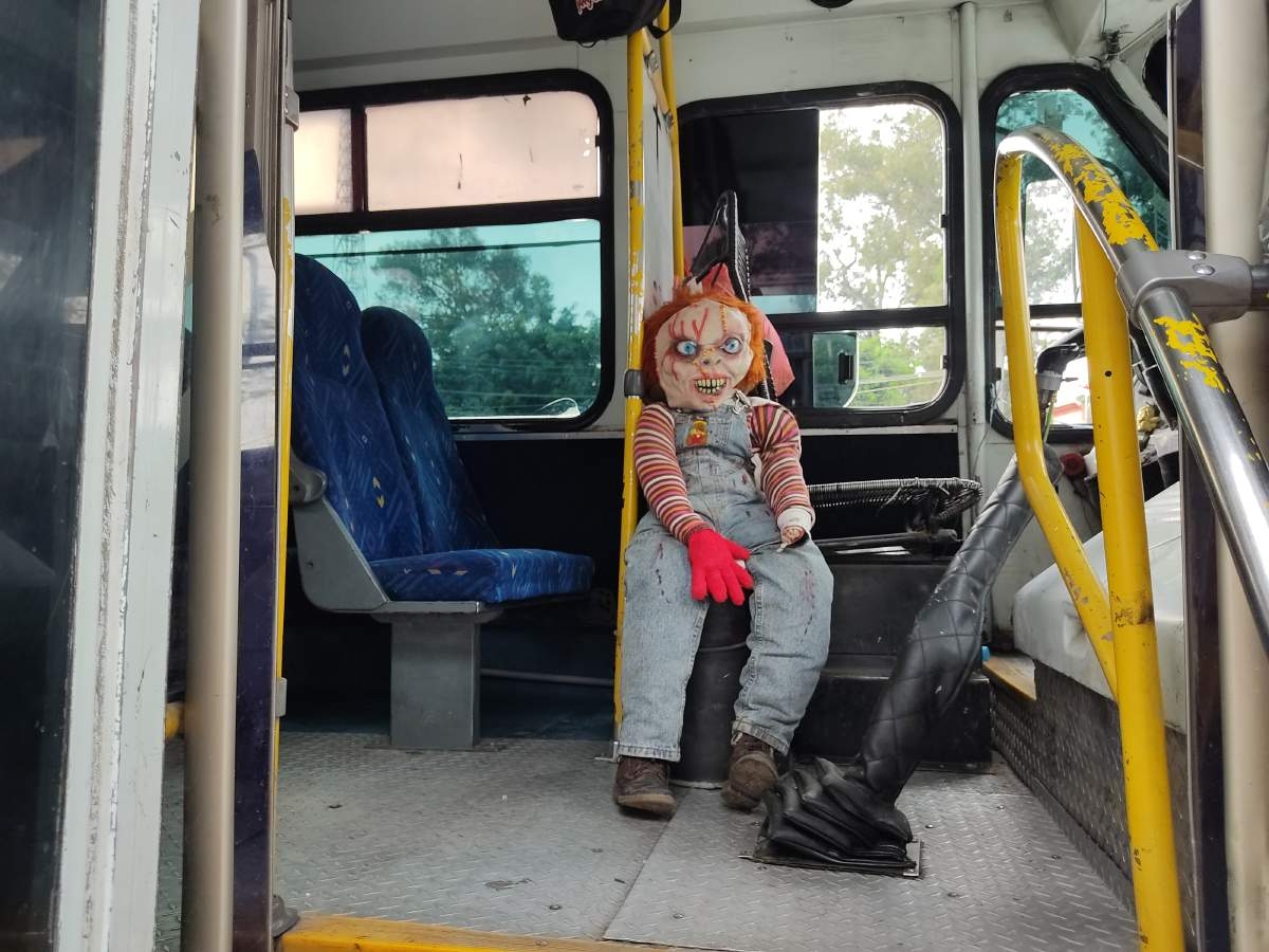 Un muñeco de trapo lo acompaña en la ruta