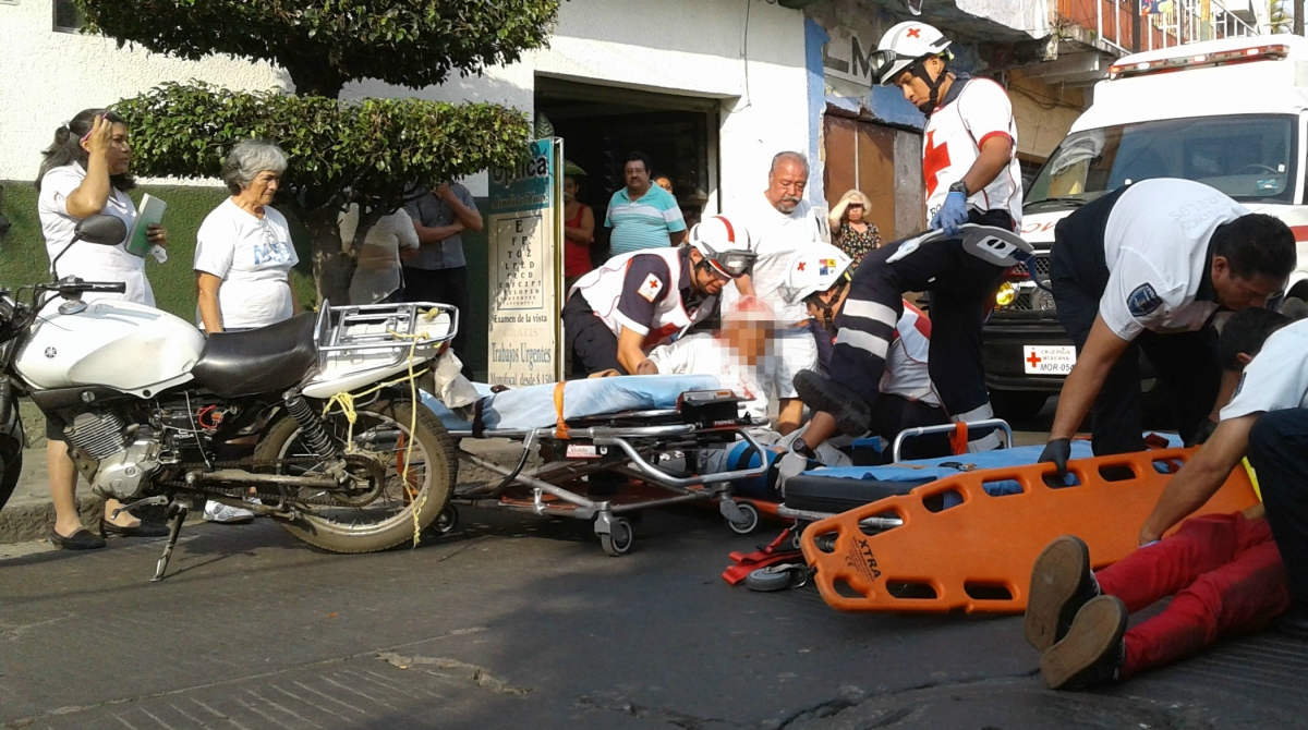 Motociclista y anciano resultan lesionados en incidente de tránsito