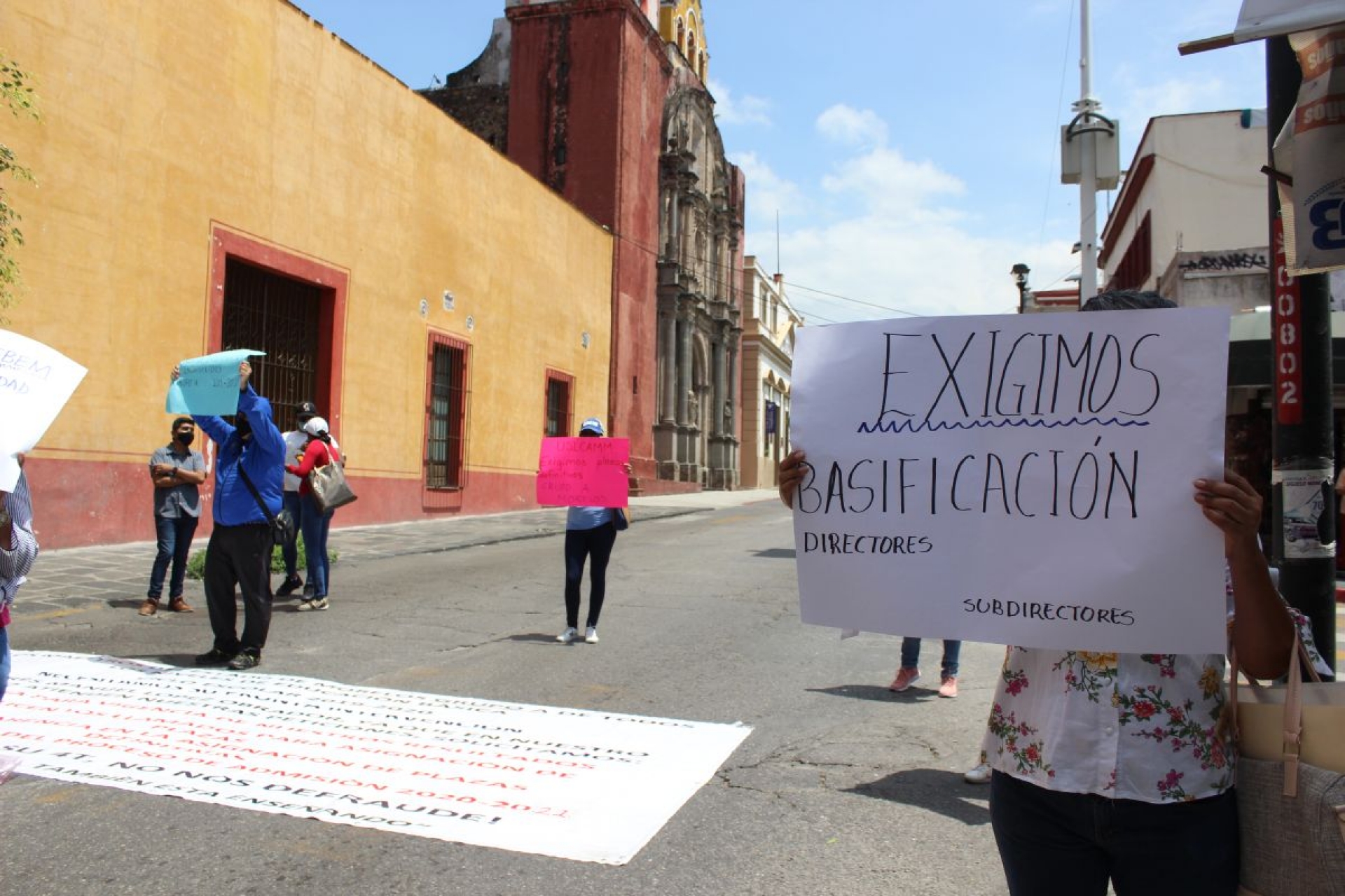 Profesores cierran calles para exigir plazas