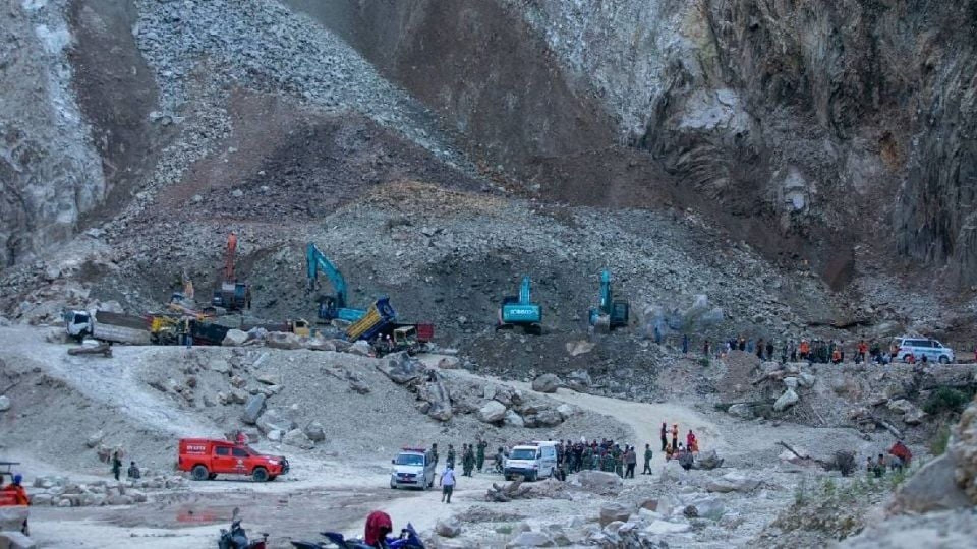Derrumbe en cantera de Indonesia deja al menos 10 muertos y desaparecidos