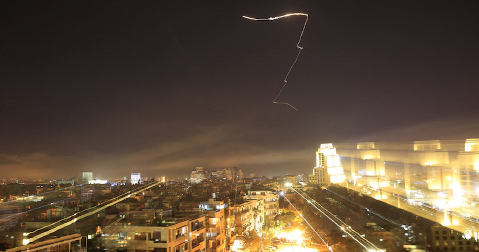 El cielo se ilumina y sirenas suenan en Damasco, Siria. Es el ataque conjunto que anunció Trump (VIDEOS)