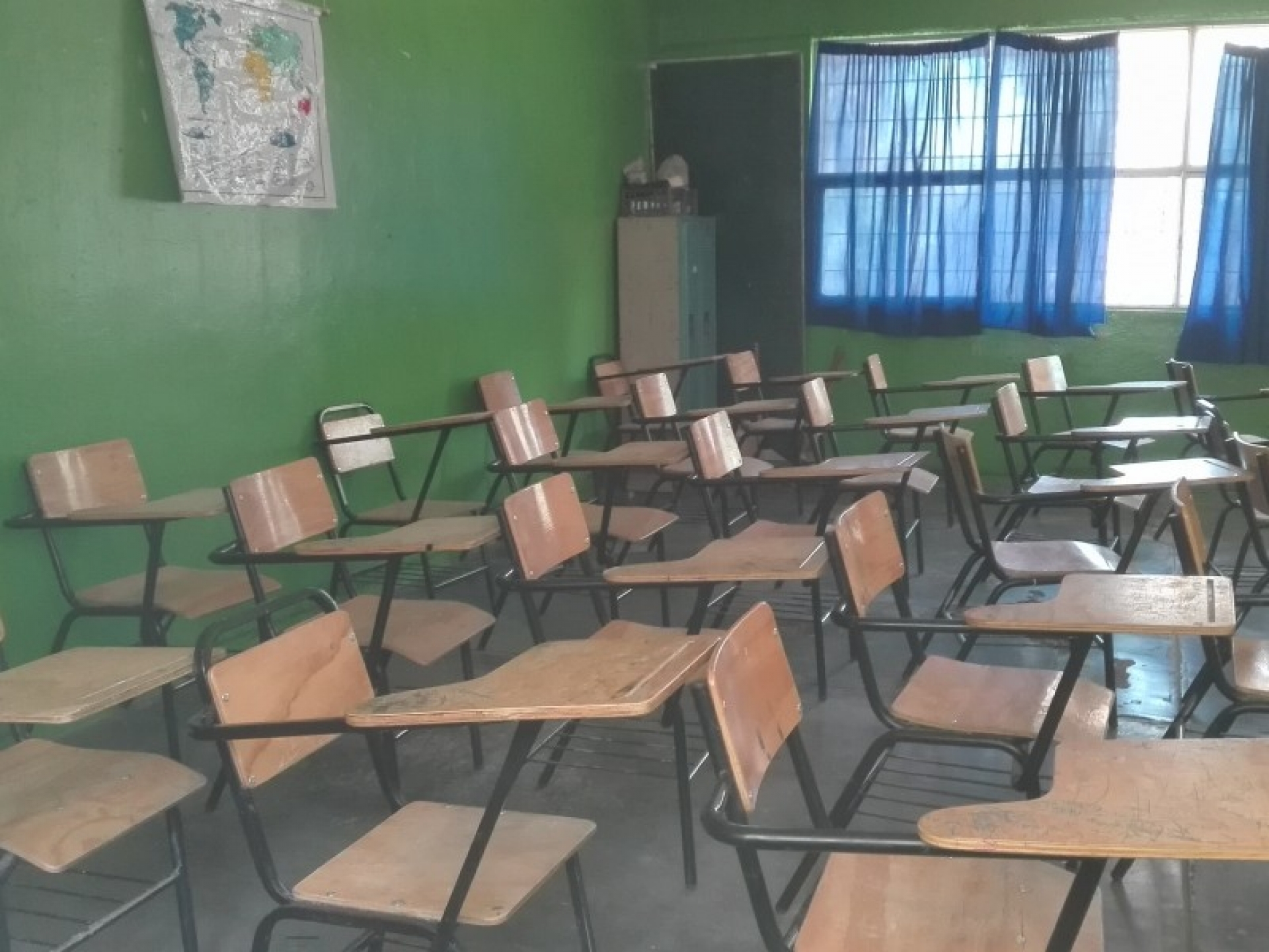 Maestros de telesecundaria reclaman pago de adeudos