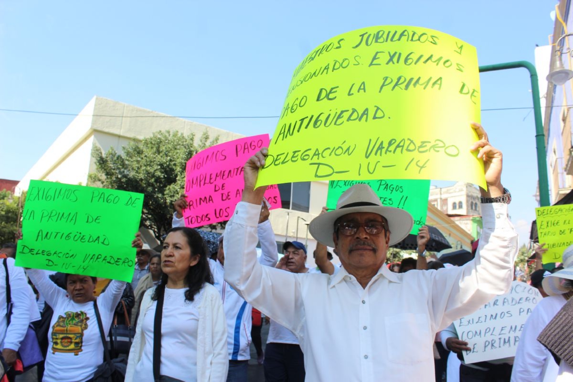 Maestros jubilados toman las calles