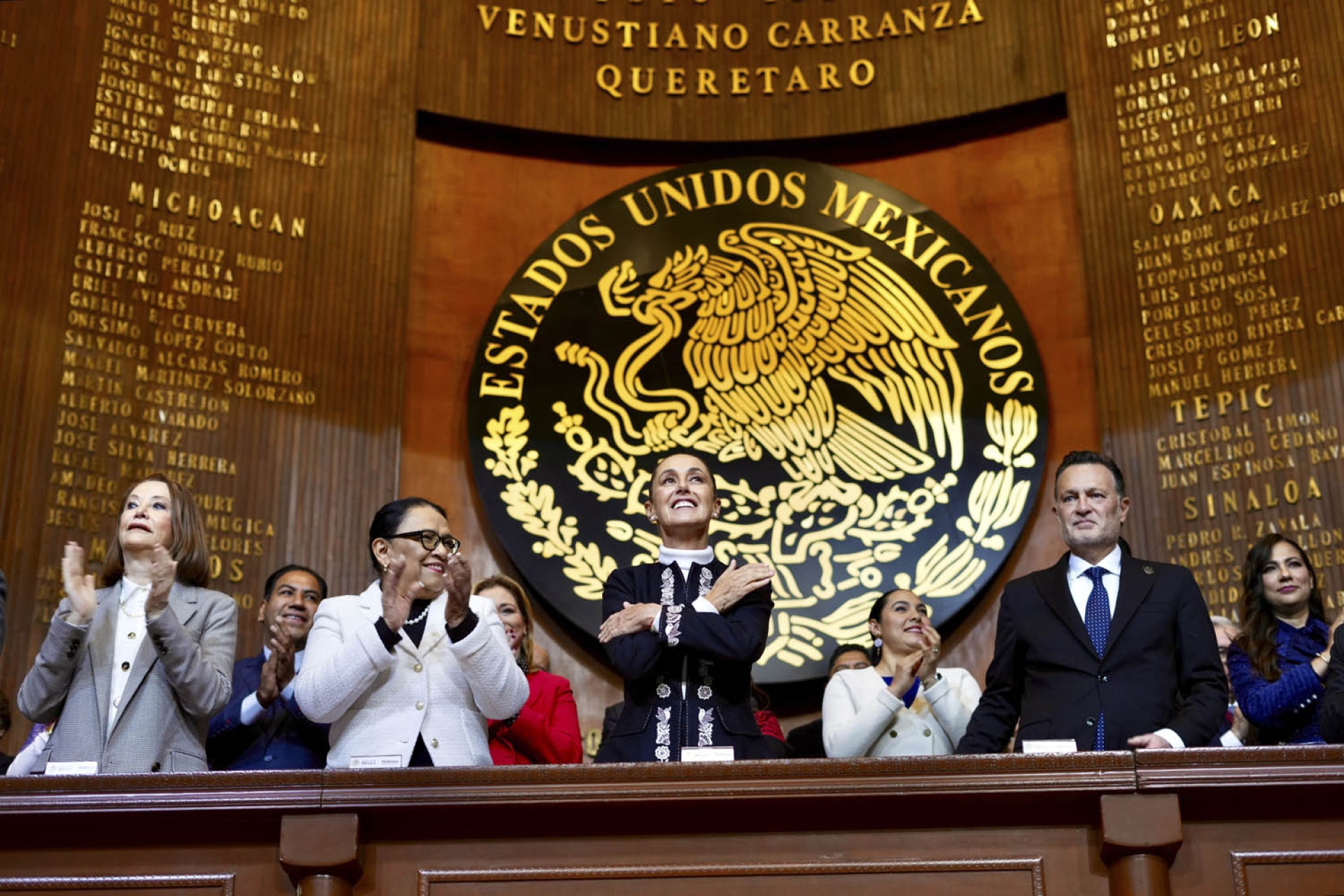 En aniversario de la Constitución, Sheinbaum asegura que México no se doblega