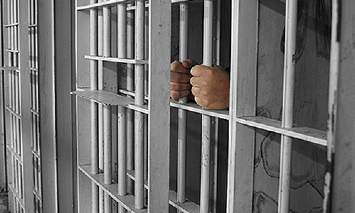 Sentencian a cinco individuos por posesión de armas y droga