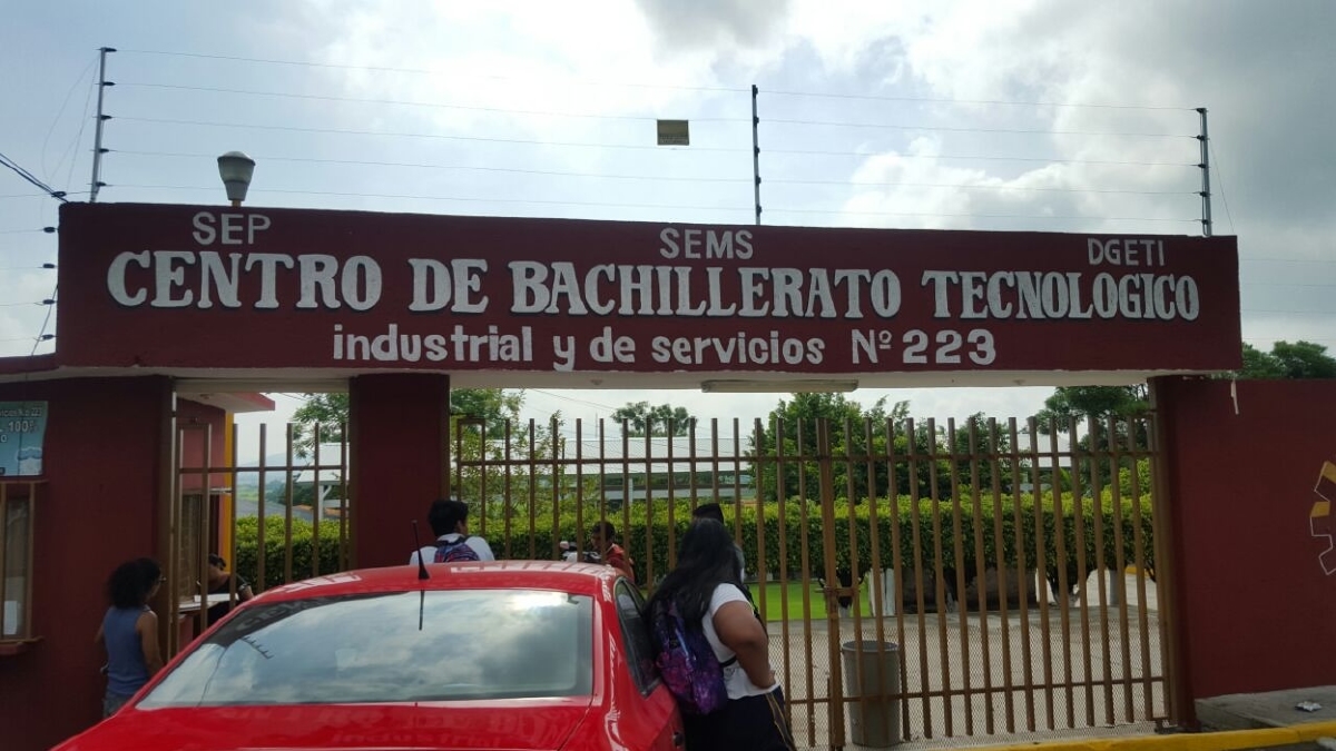 Impiden el acceso a alumnos del CBTis 223 en Zacatepec  por no cumplir con el uniforme