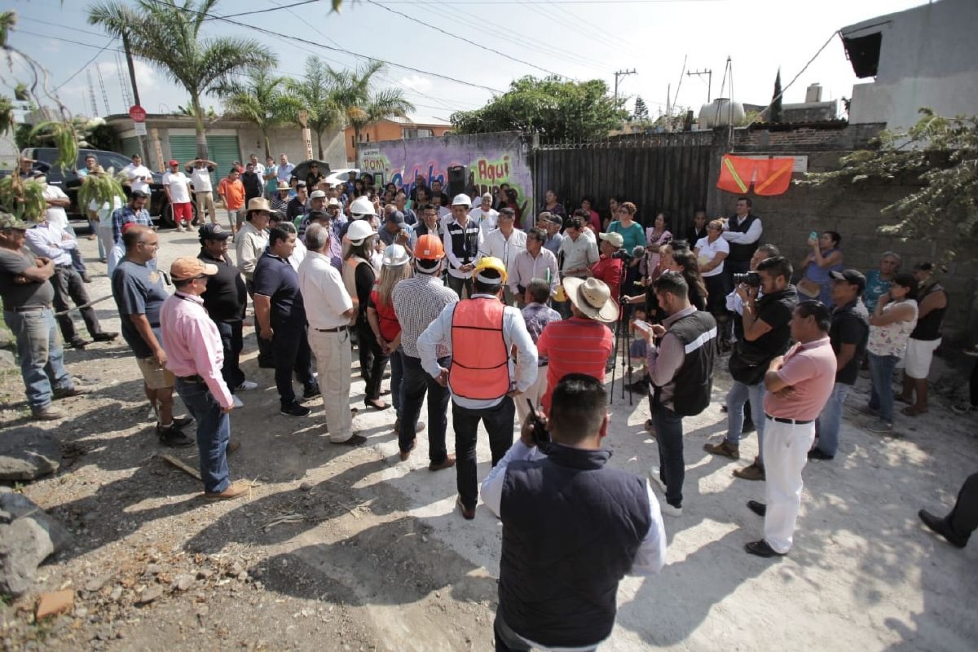 Entrega alcalde sistema de drenaje sanitario