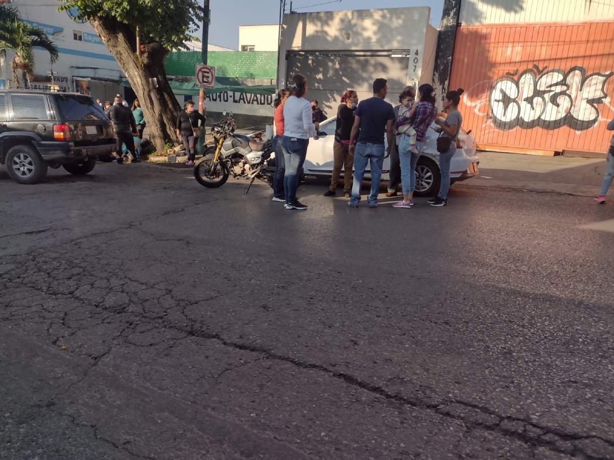 Arrolla camioneta a madre e hija en El Empleado