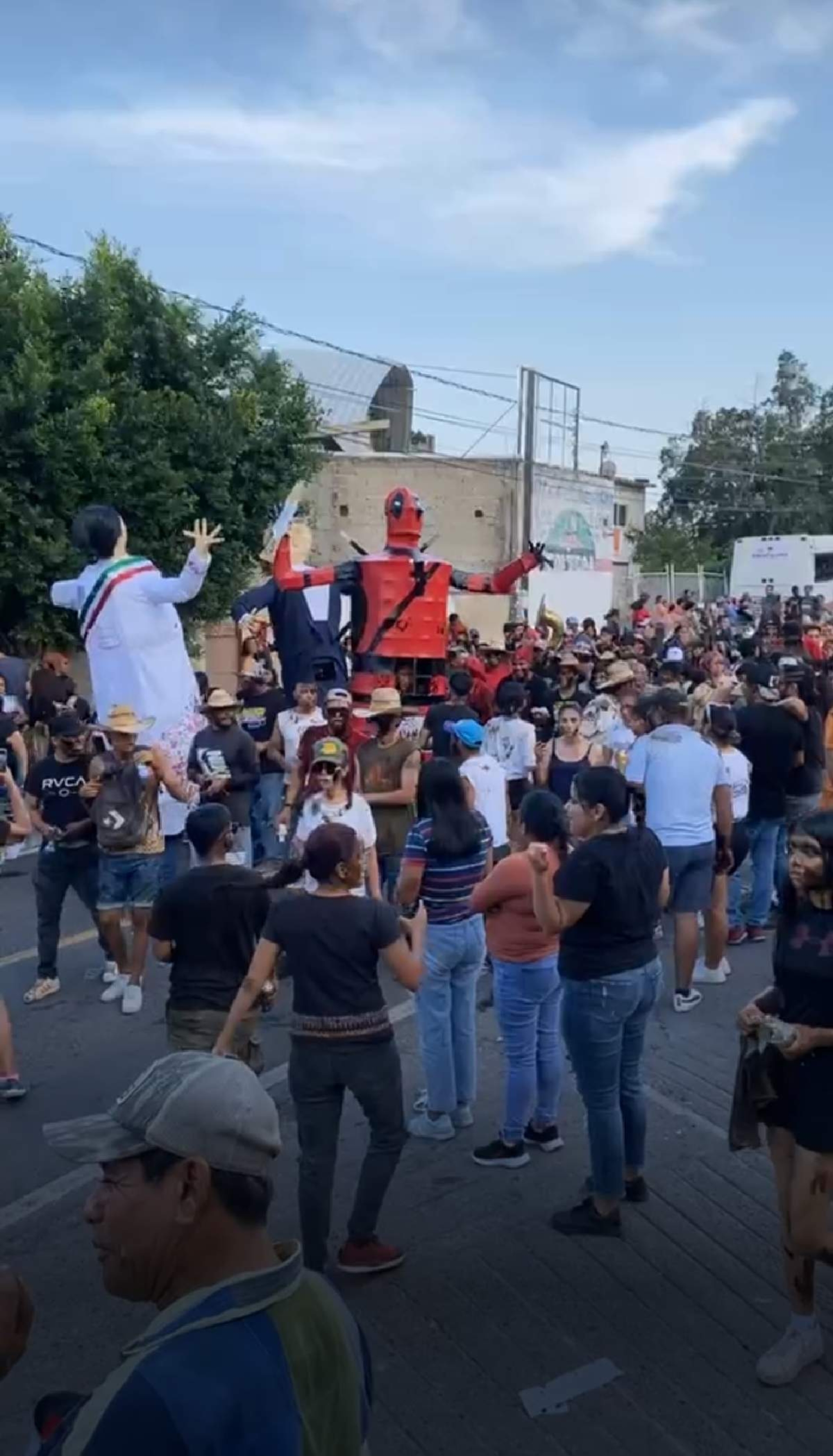 Invaden calles de Mazatepec para celebrar la mojiganga
