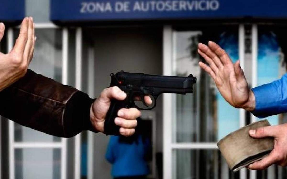 Le robaron el dinero que acababa de retirar en un banco
