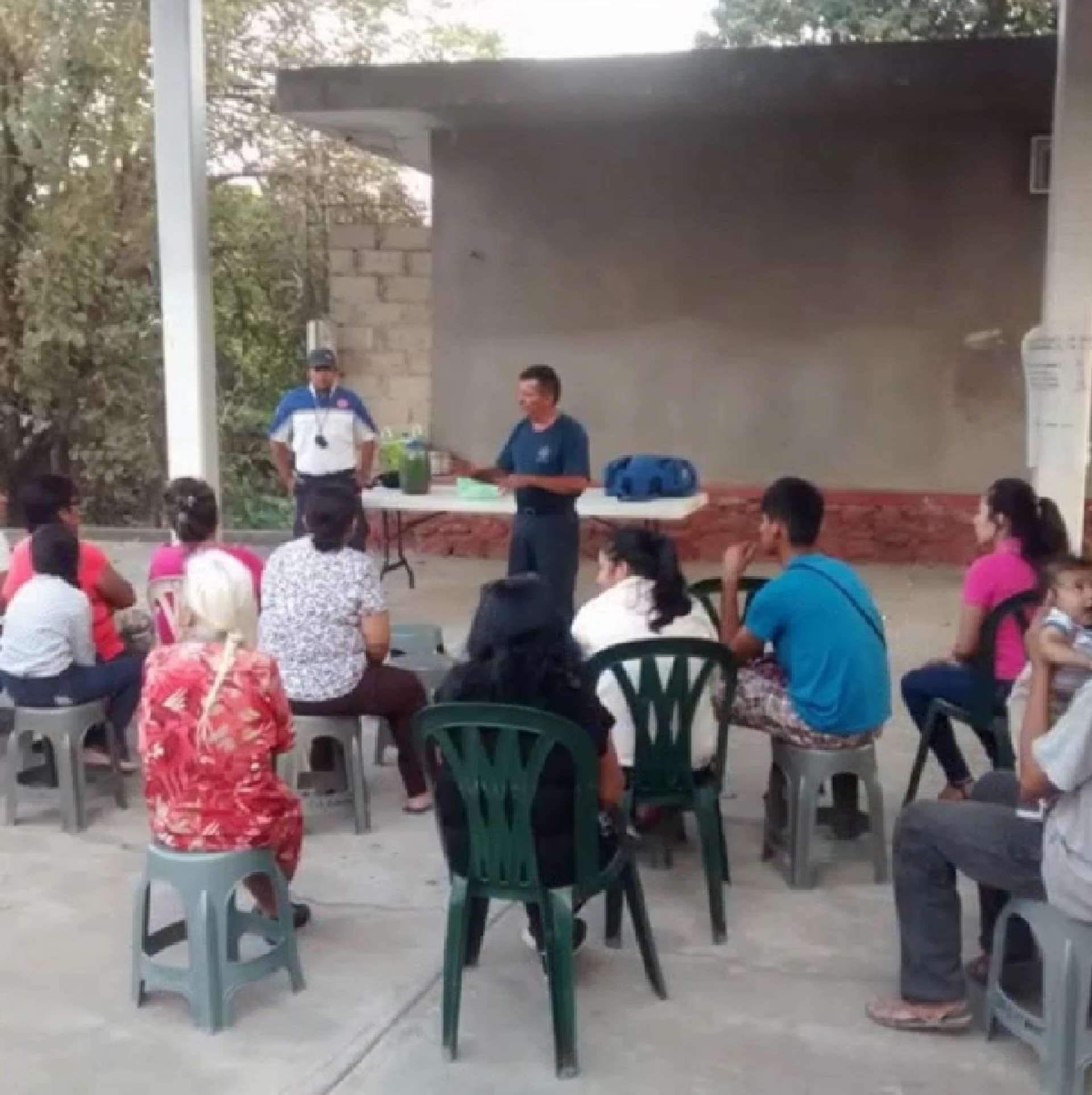 Imparten taller de primeros auxilios a vecinos de Coatlán del Río