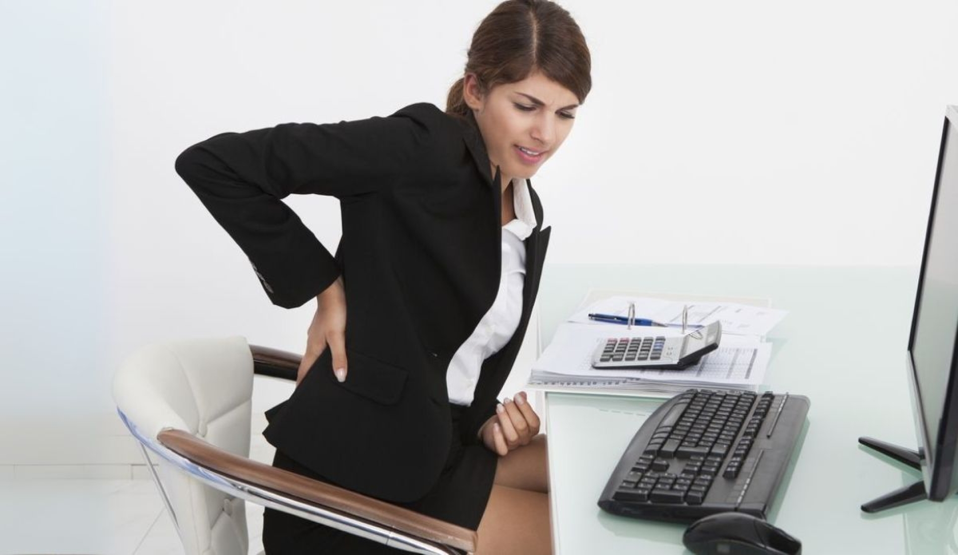 Consejos prácticos para cuidar tu postura al trabajar muchas horas sentado