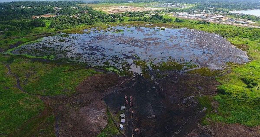 El lago de asfalto que permite pavimentar calles de todo el mundo
