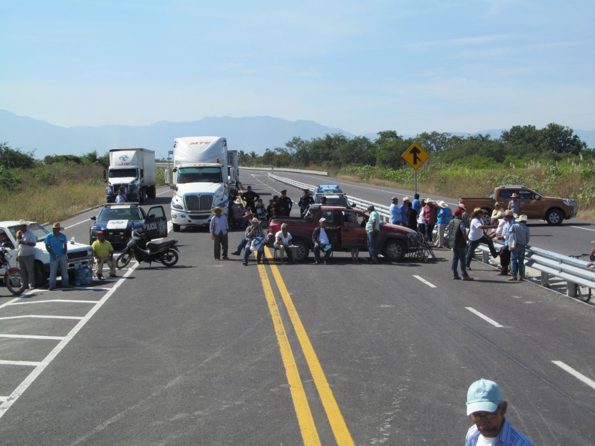 Ejidatarios de Jojutla cierran la autopista S XXI