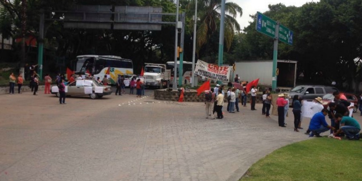Realizan maestros de la CNTE bloqueos intermitentes en accesos de la autopista México-Cuernavaca