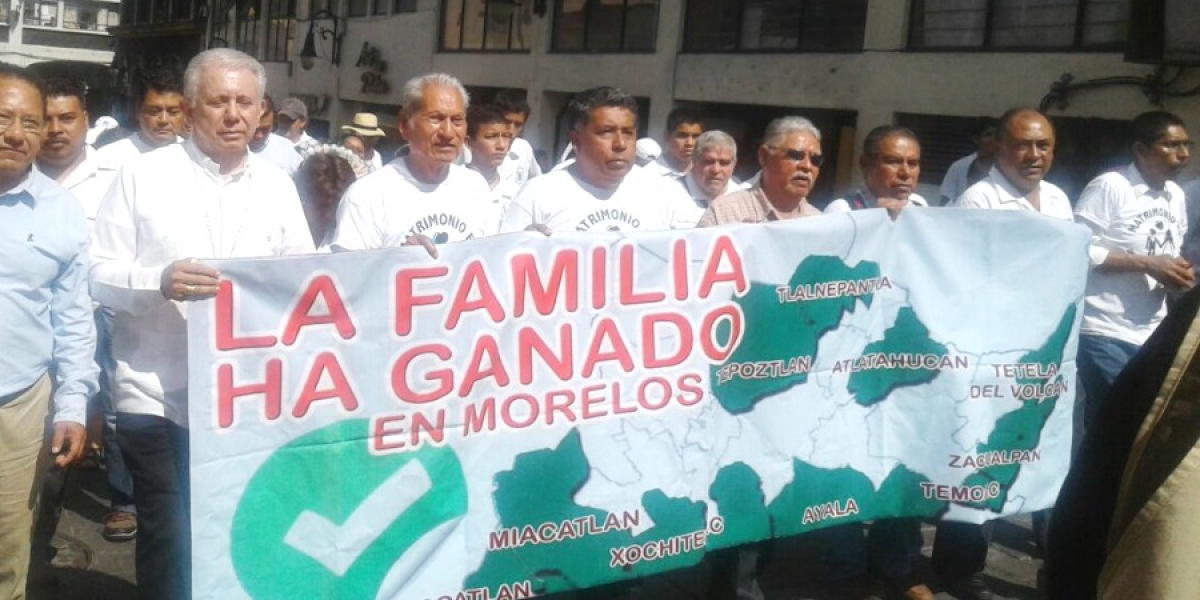 Marchan en Cuernavaca para manifestarse contra los matrimonios igualitarios