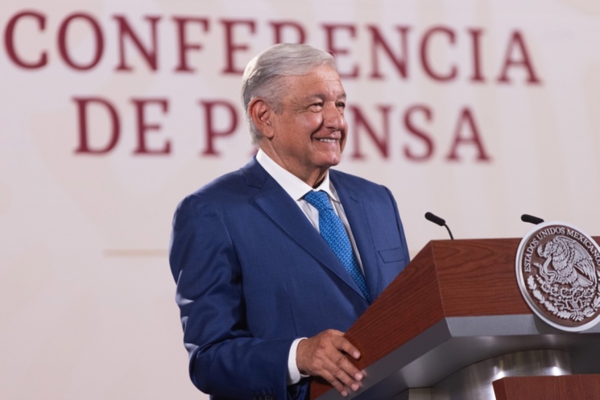Llama AMLO a las 'corcholatas' a no contratar publicidad en espectaculares