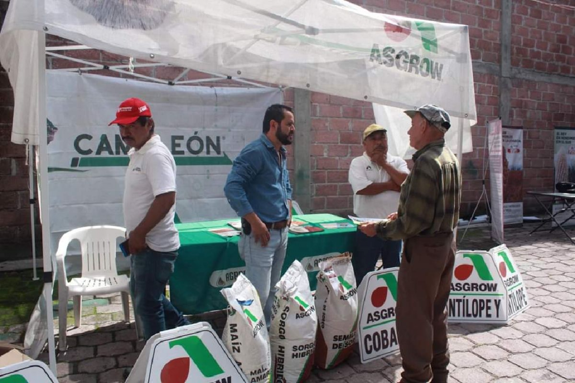 Instalan tienda de productos agrícolas orgánicos en Coatlán del Río