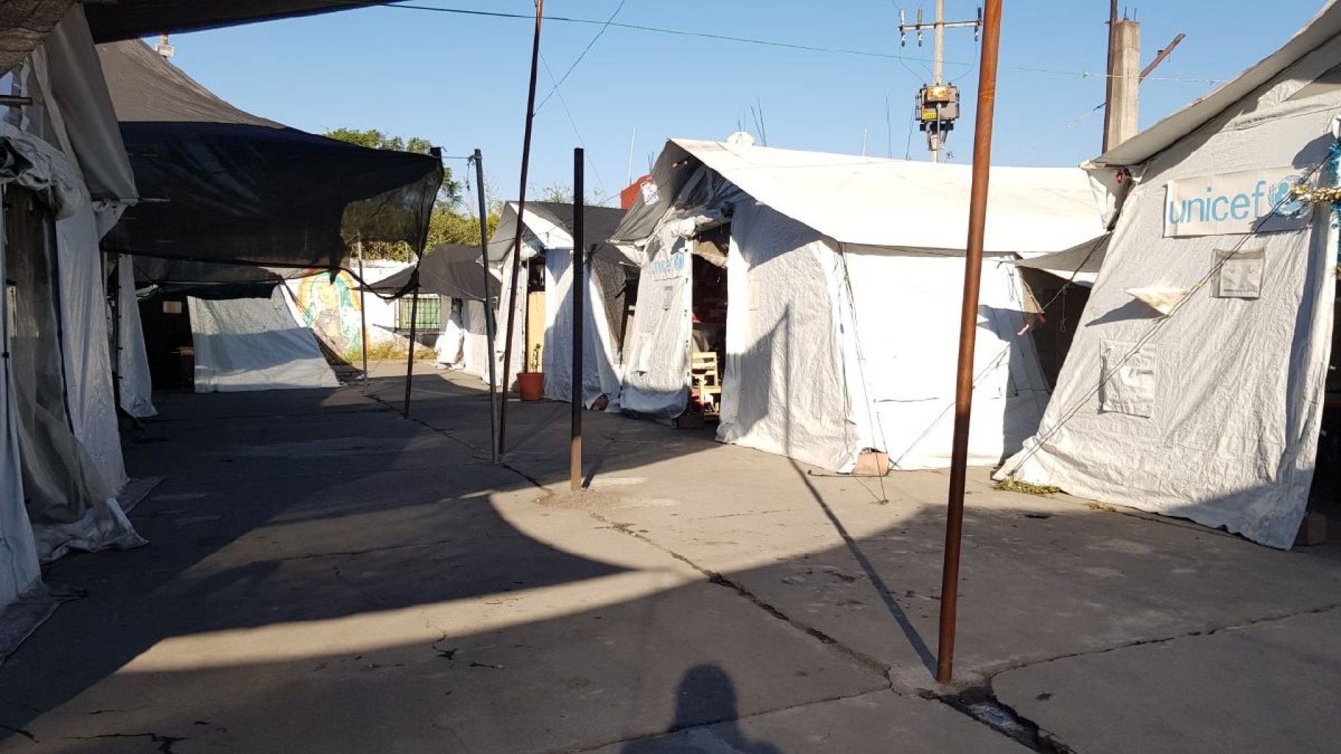 Alumnos de la primaria de Casasano aún toman clases en carpas