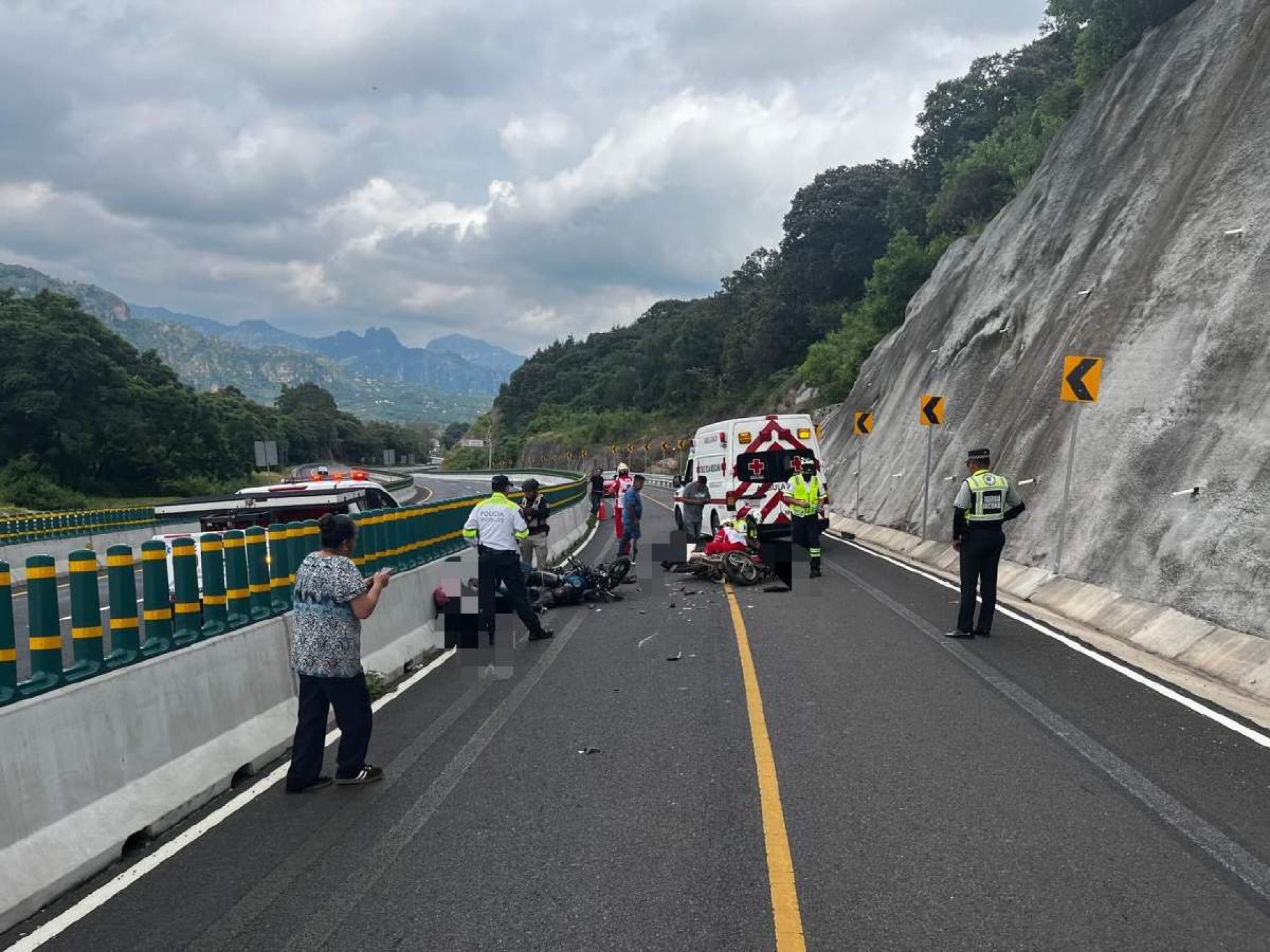 Trágico choque en la autopista La Pera-Cuautla