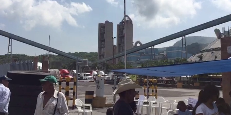 Bloquean accesos a cementera de Tepetzingo
