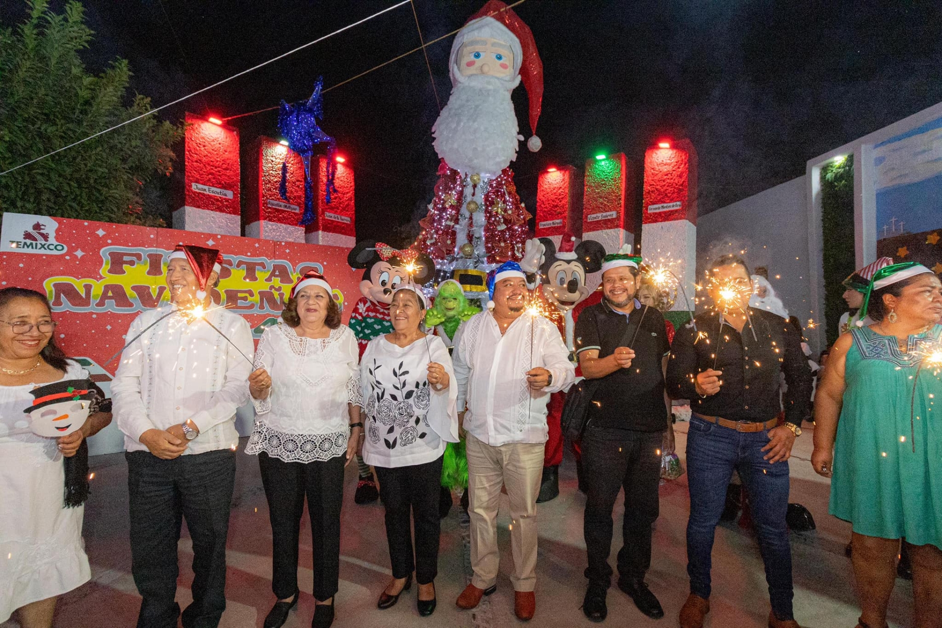 Con gran entusiasmo, se iluminó el árbol de Navidad en Plaza Solidaridad de Temixco
