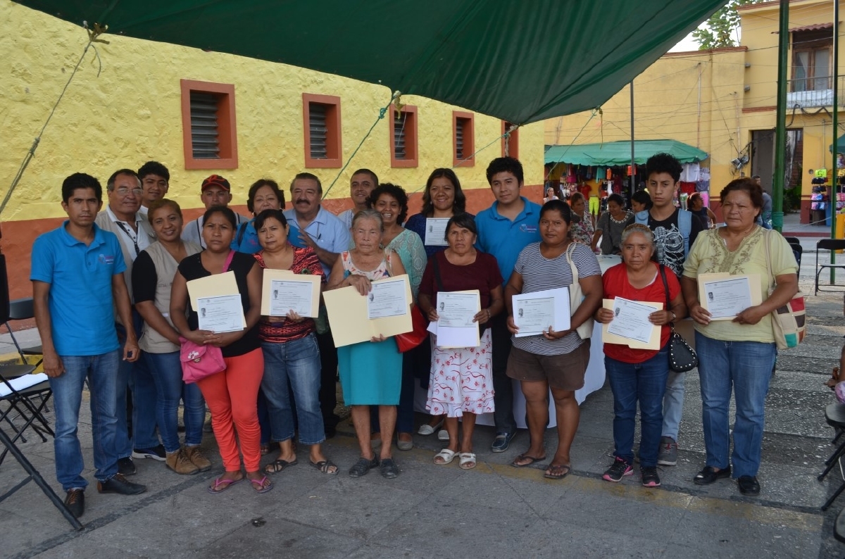 Entregan certificados de primaria a personas adultas en Yautepec