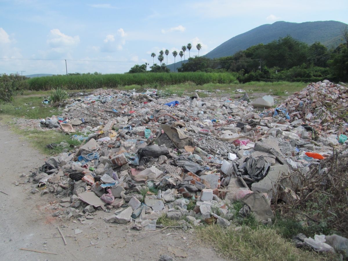 El 70% de escombro por casas derribadas sigue en las calles de Jojutla