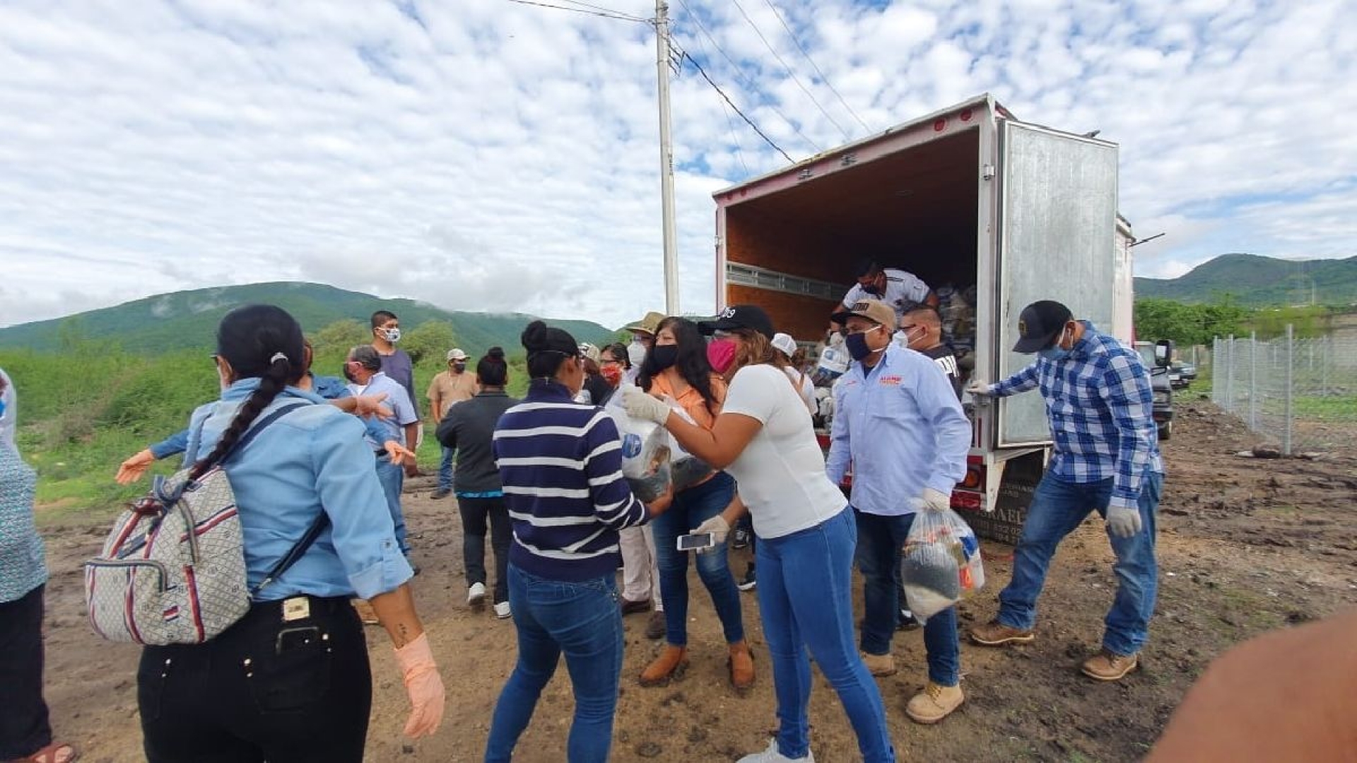 Entregan despensas a familias vulnerables de Yautepec