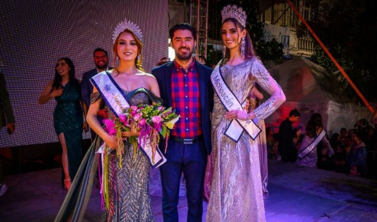 Señorita Sahuayo 2022: Modelo se electrocuta al tocar micrófono