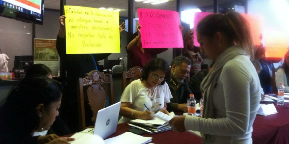 Protestan docentes en el IEBEM