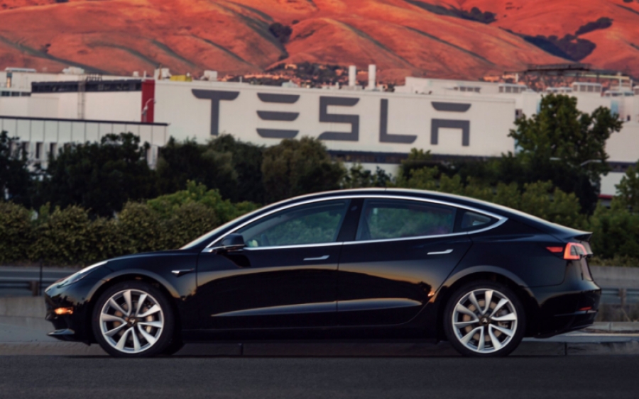 Elon Musk publica fotos del primer Tesla Model 3