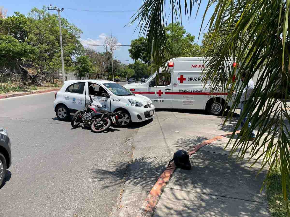 Se impactó contra un taxi