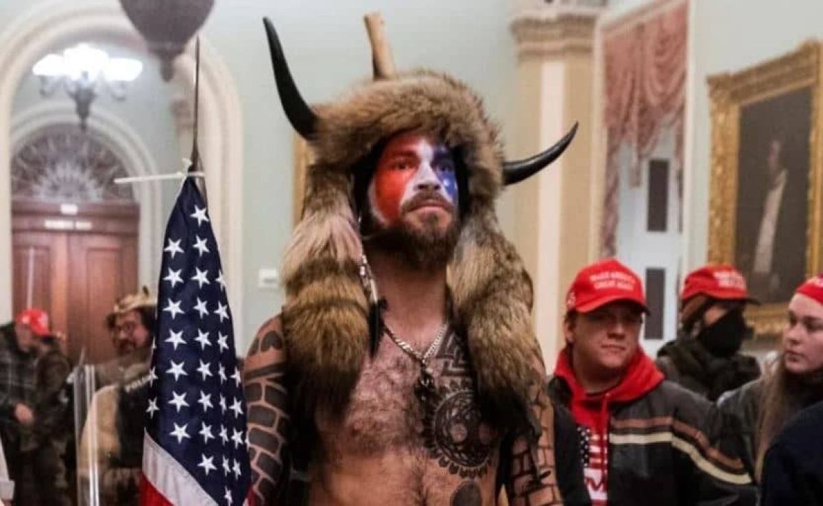 Condenan a prisión al "Bisonte de QAnon" por asalto al Capitolio