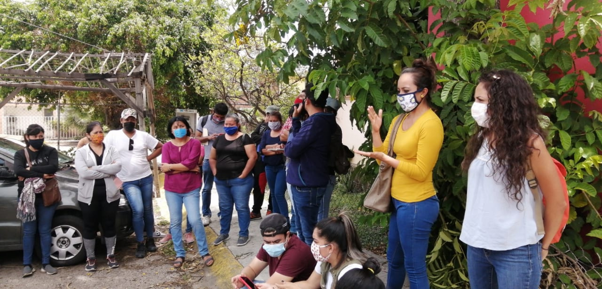 Maestros del Programa Nacional de Inglés se manifiestan en el IEBEM