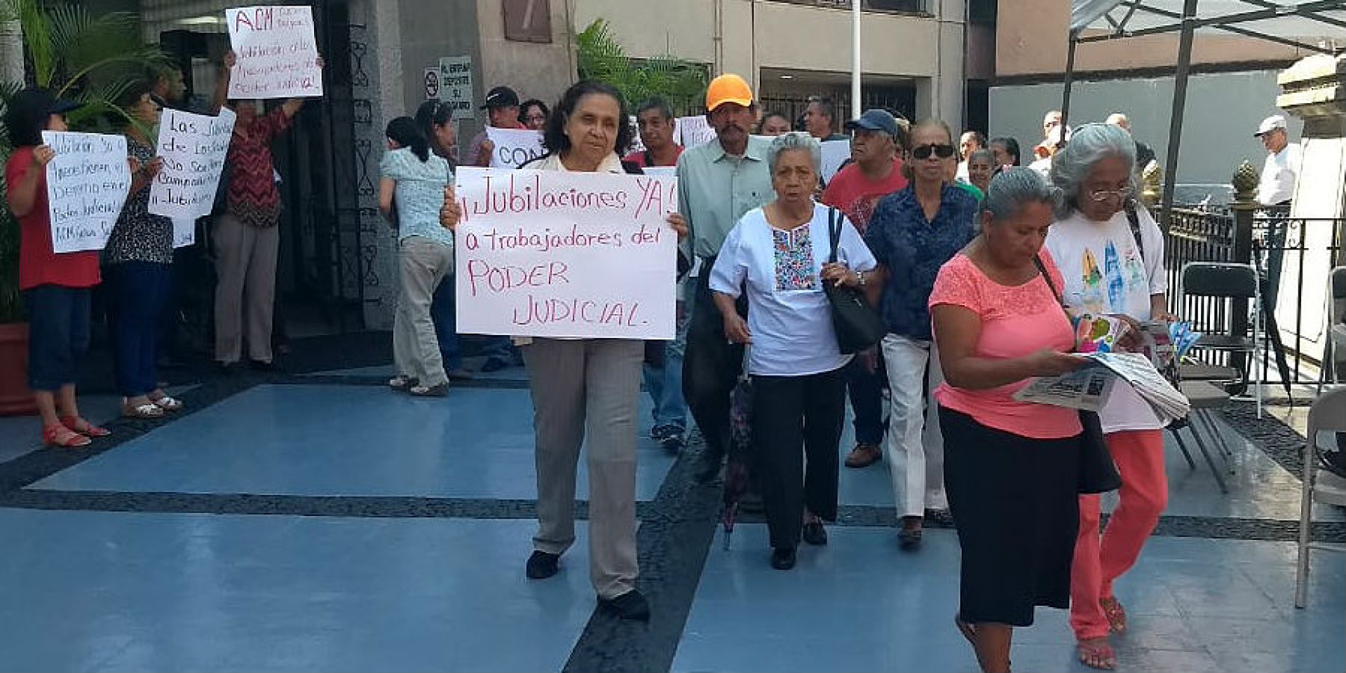 Protestan integrantes de la Asociación Cívica Morelense en el TSJ, en apoyo a trabajadores jubilados