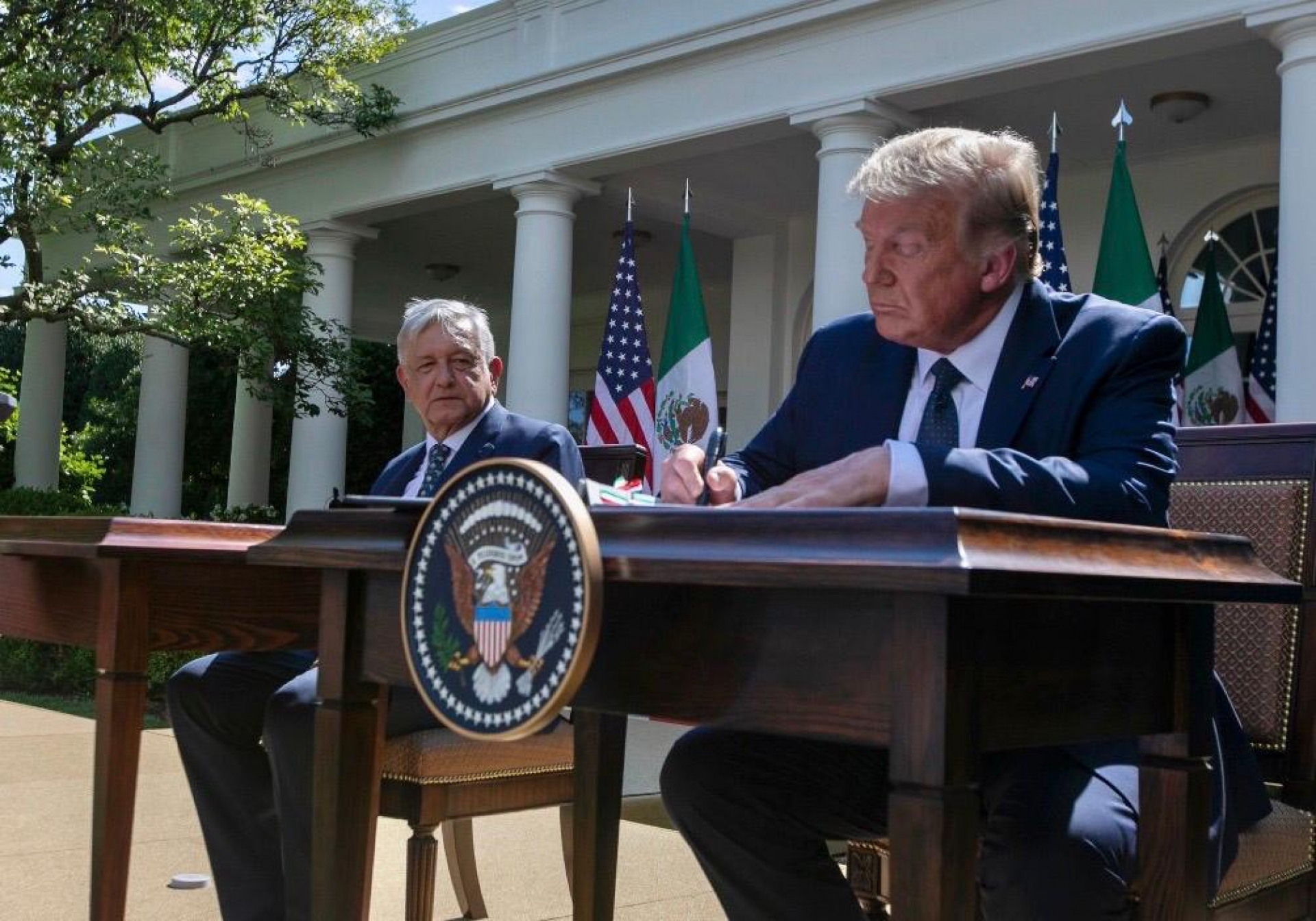"No hablé del muro, me porté muy bien” dijo Trump al final de la cena con AMLO