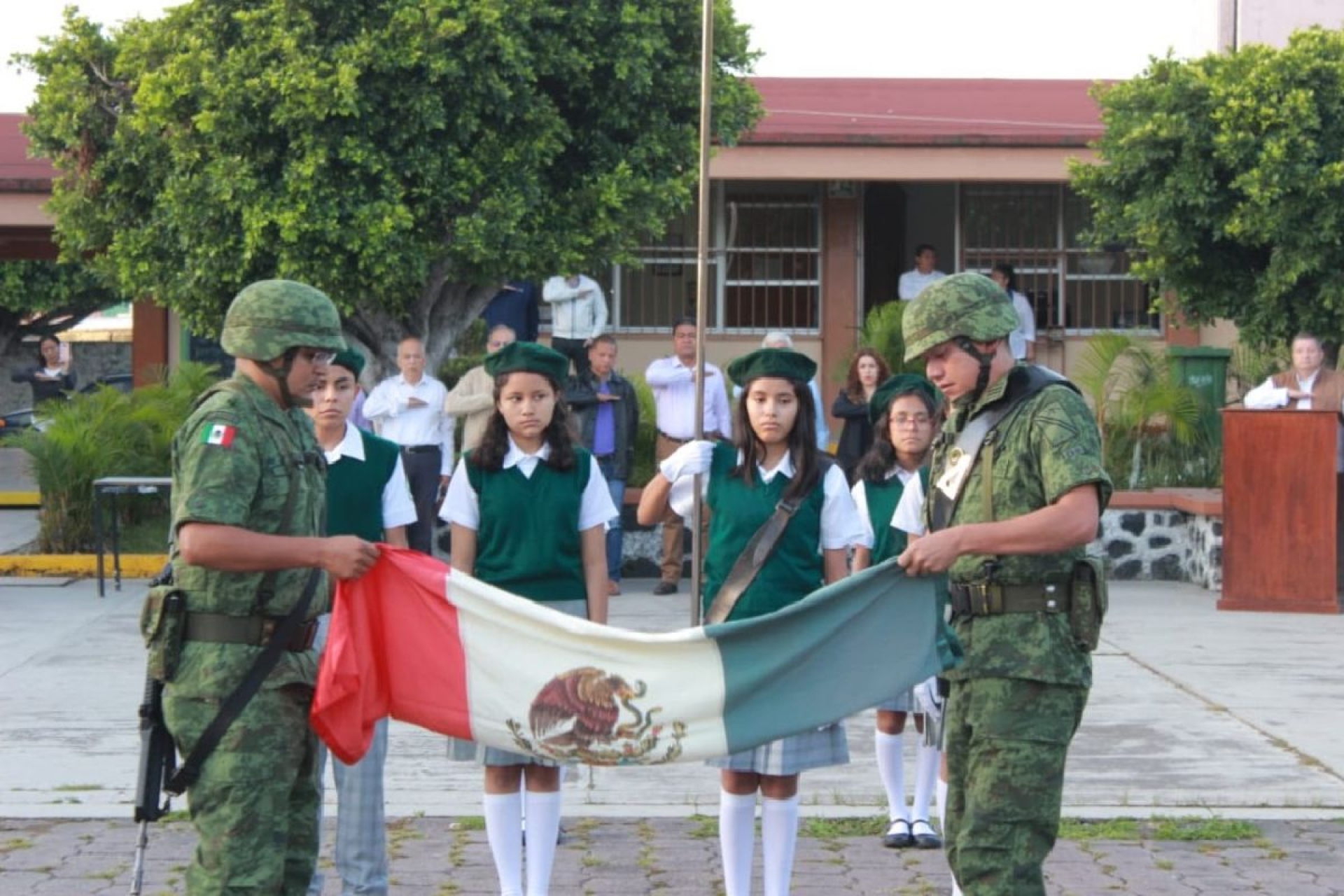 Promueve IEBEM correcto abanderamiento en escuelas