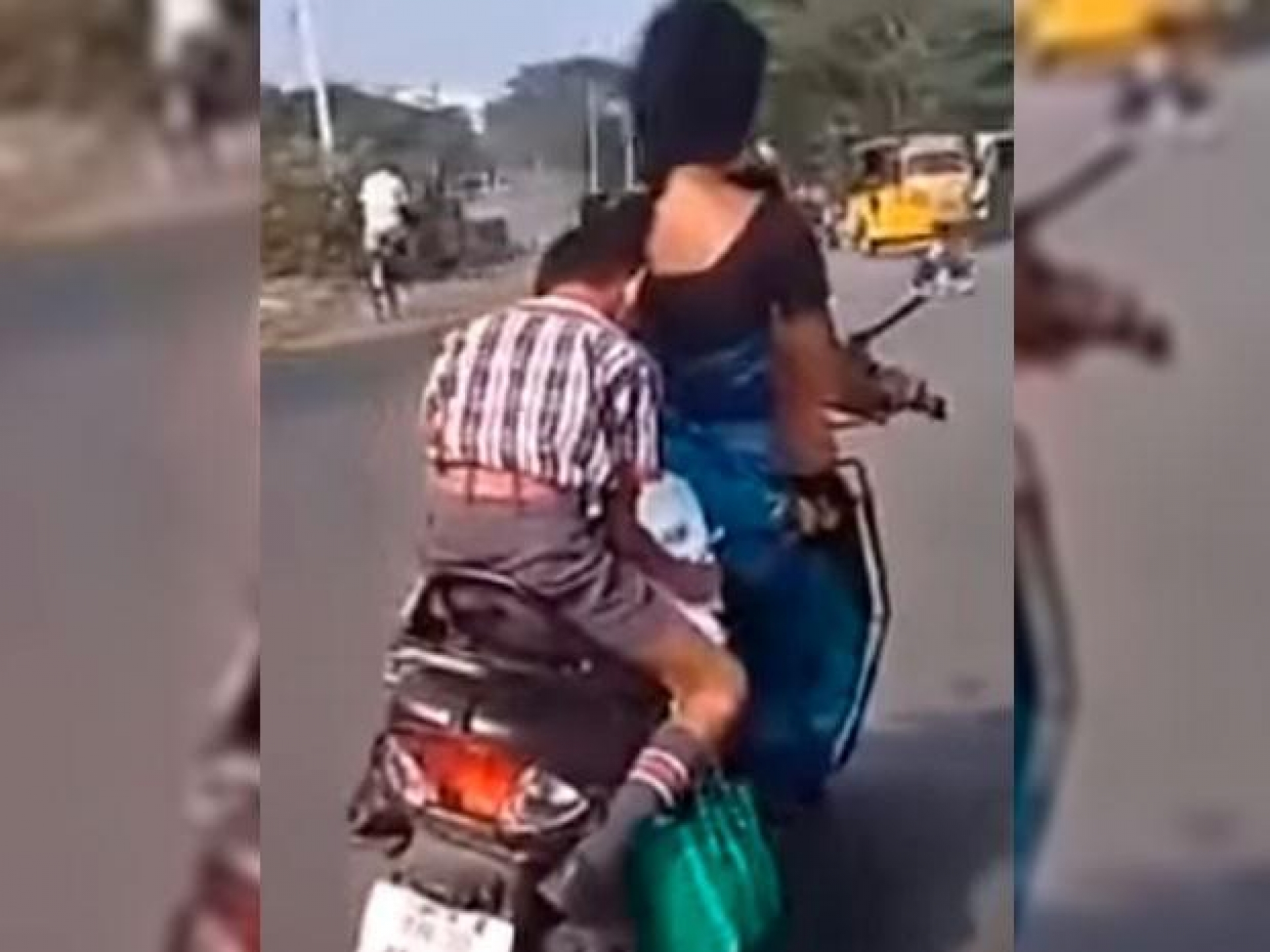 VIDEO: Niño hace su tarea sobre moto en marcha