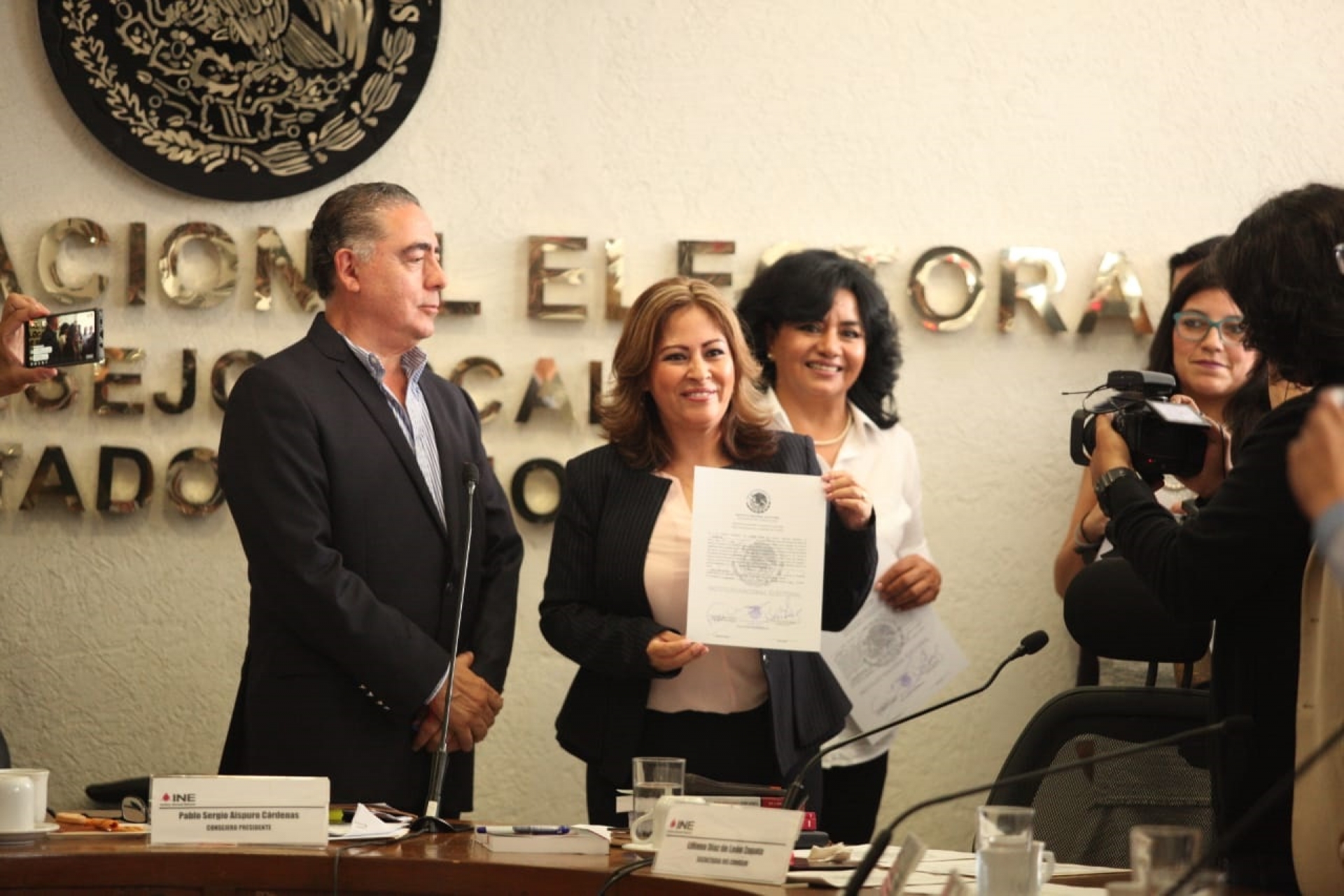 Con entrega de constancias a senadores, el INE prácticamente concluye labor