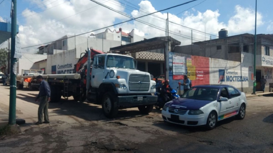 Se electrocutaron al intentar colocar un poste de energía eléctrica