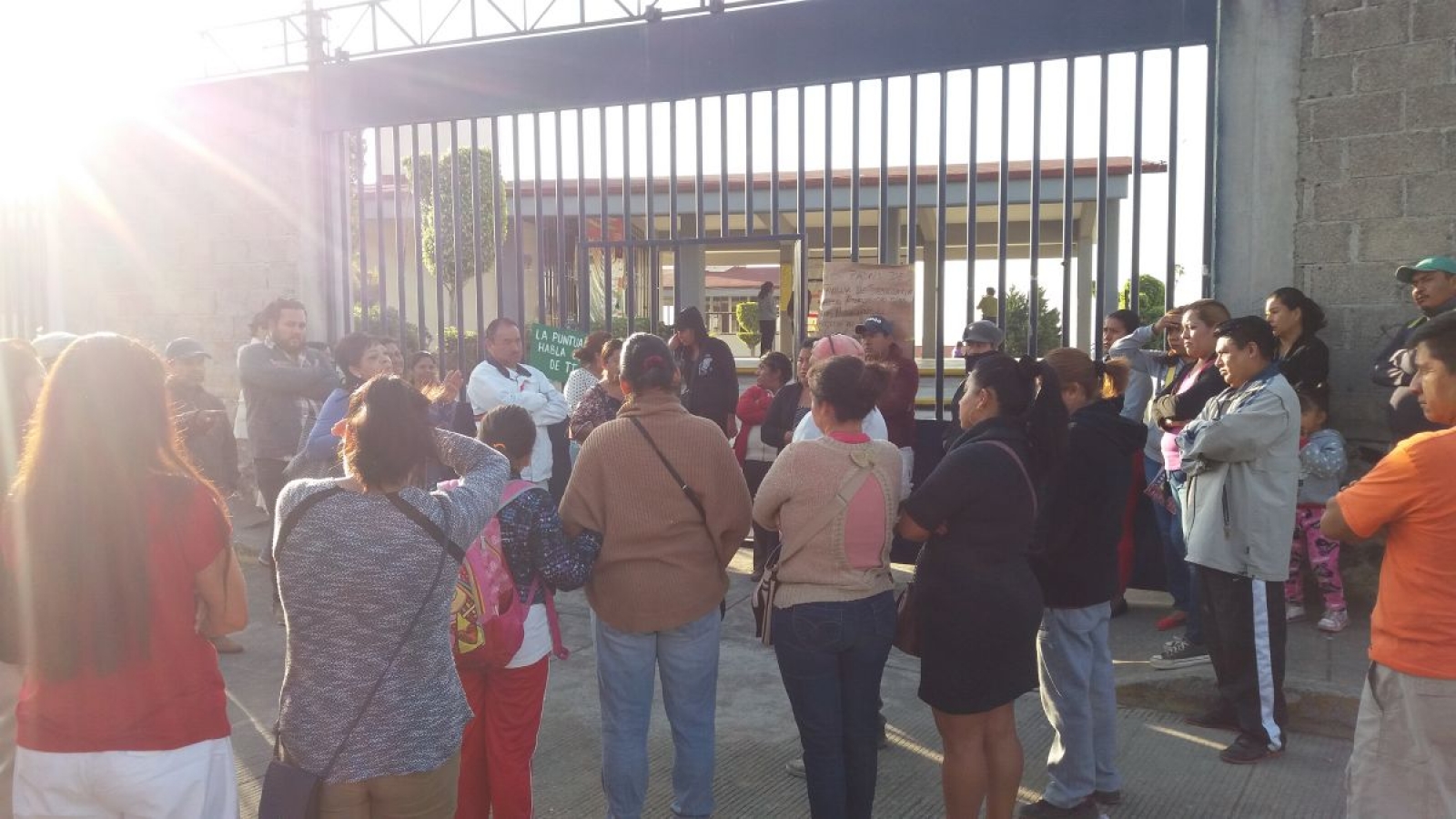 Protestan padres en secundaria de Atlatlahucan por irregularidades