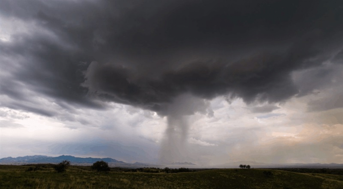 Las tormentas parecen cascadas de nubes en este majestuoso timelapse en 4K