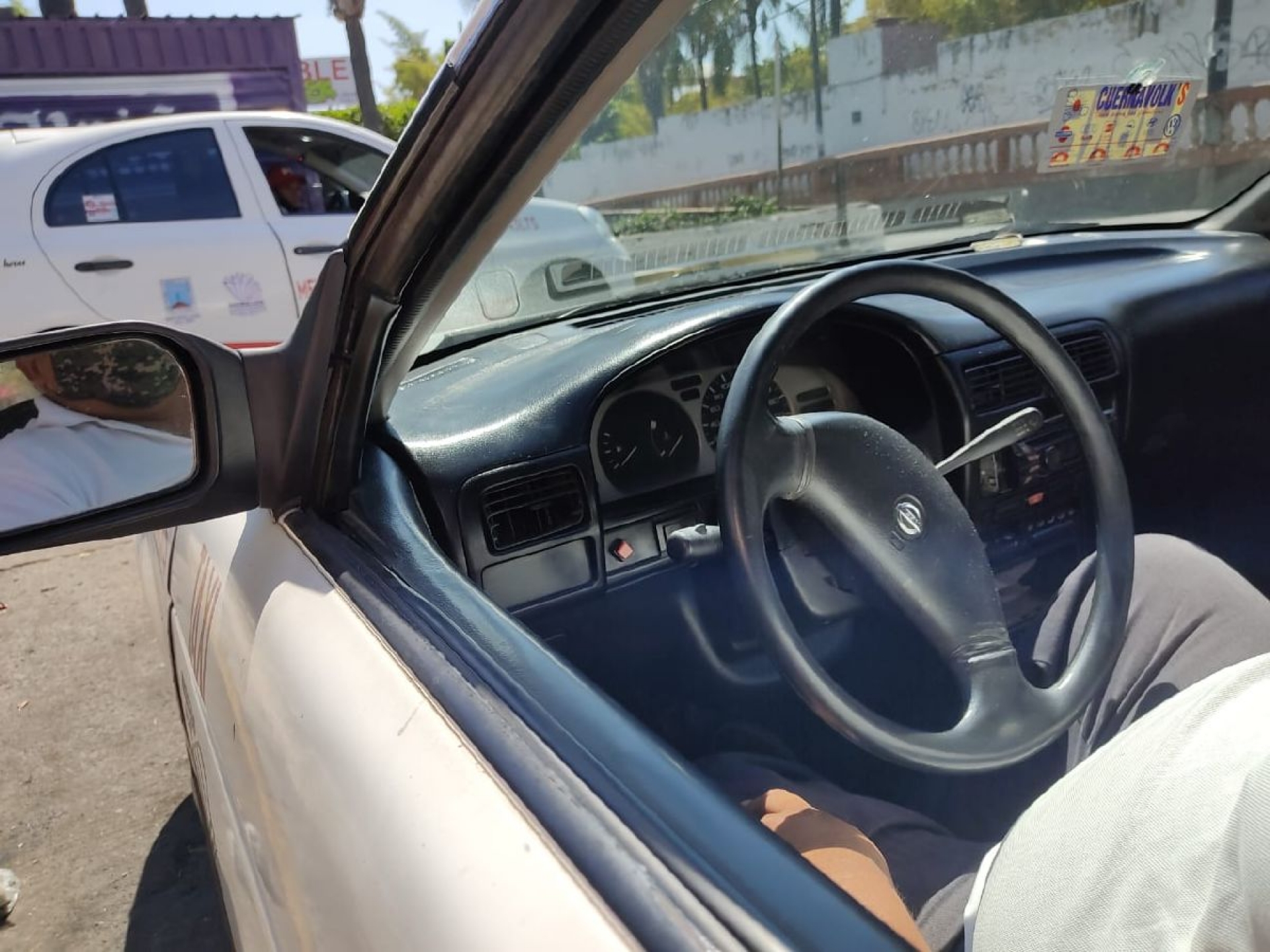 Sus ingresos como taxista no le alcanzan para vivir