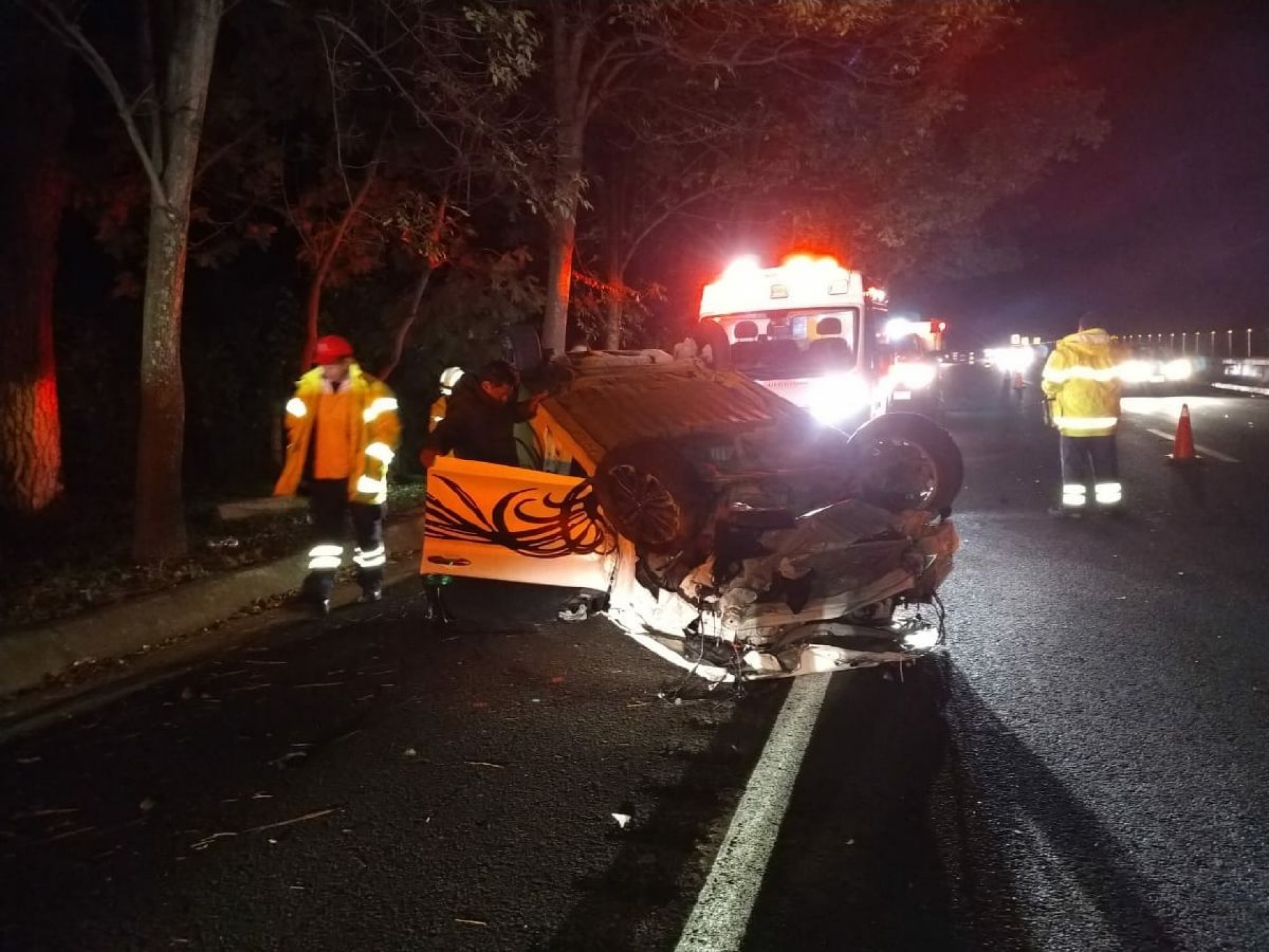 Vuelca auto al chocar contra un tráiler en Chamilpa