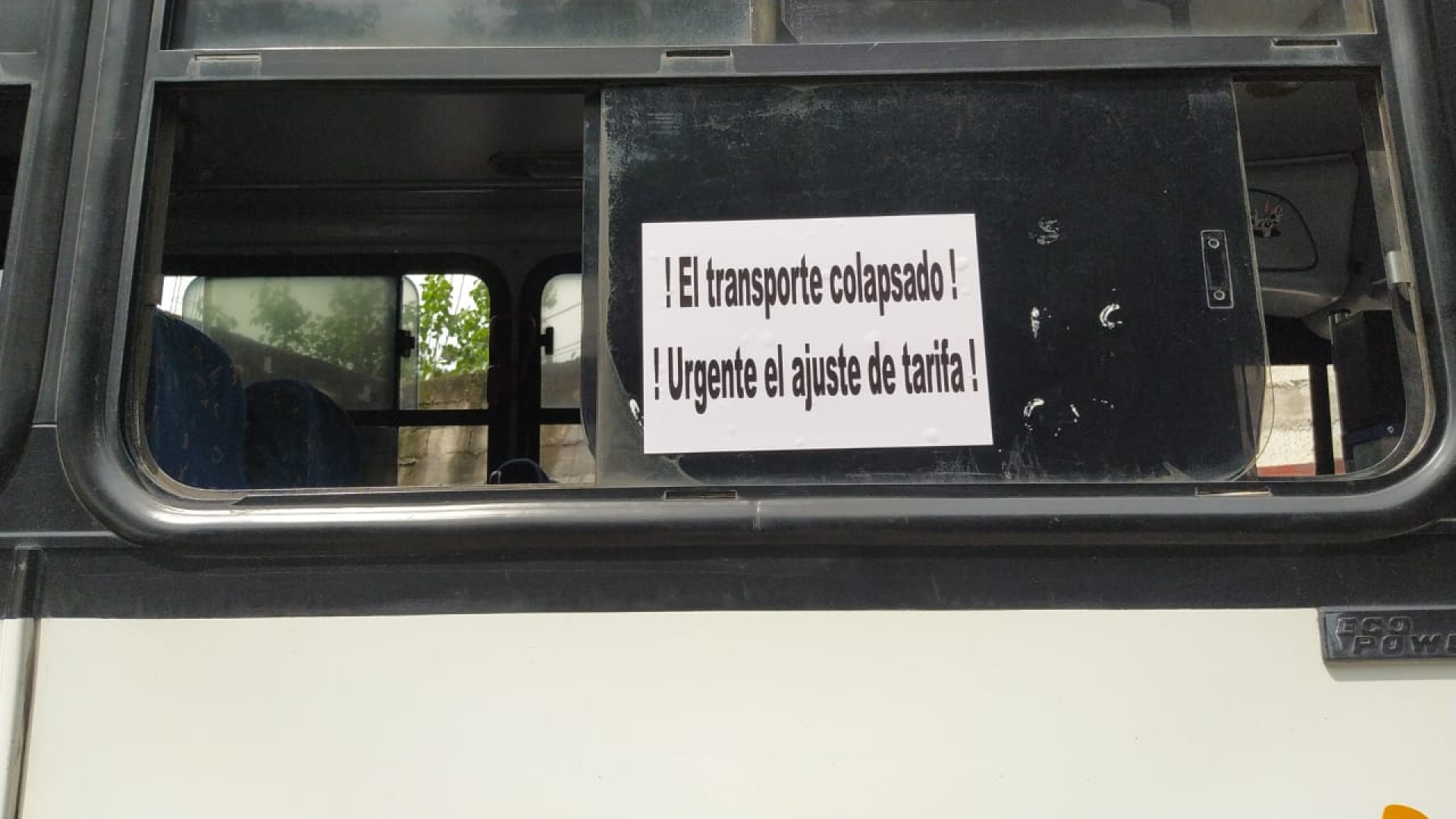 Colocan operadores anuncios en sus unidades señalando 'urgencia' de un ajuste